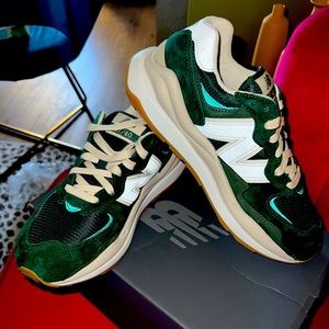 BRAND NEW IN BOX New Balance green & grey running sneakers